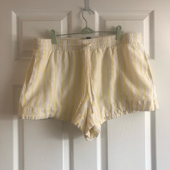 Universal Thread Pants - Universal Thread pull on short size Large